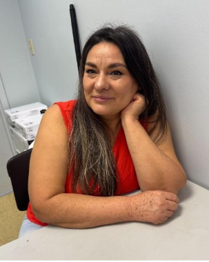 An image of Mariam del Carmen Salda&ntilde;a sitting with her head resting on her hand in an office at Onward House.